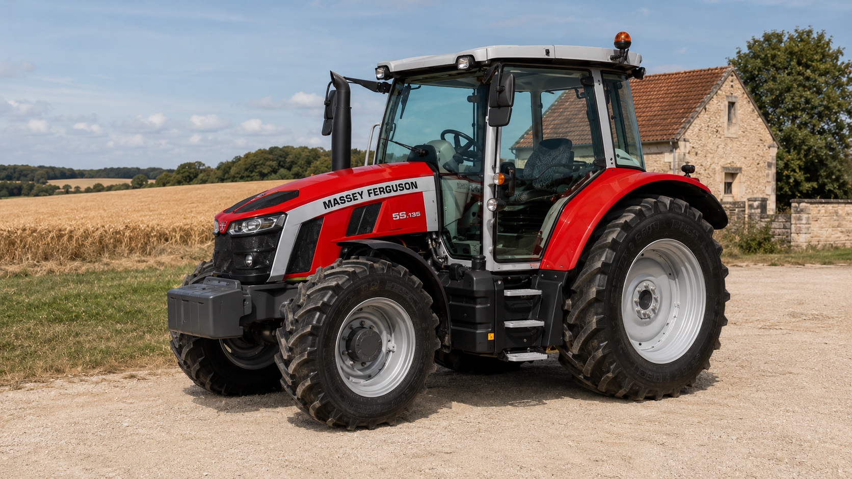 Tracteur Massey Ferguson 5S.135 présenté dans un environnement agricole