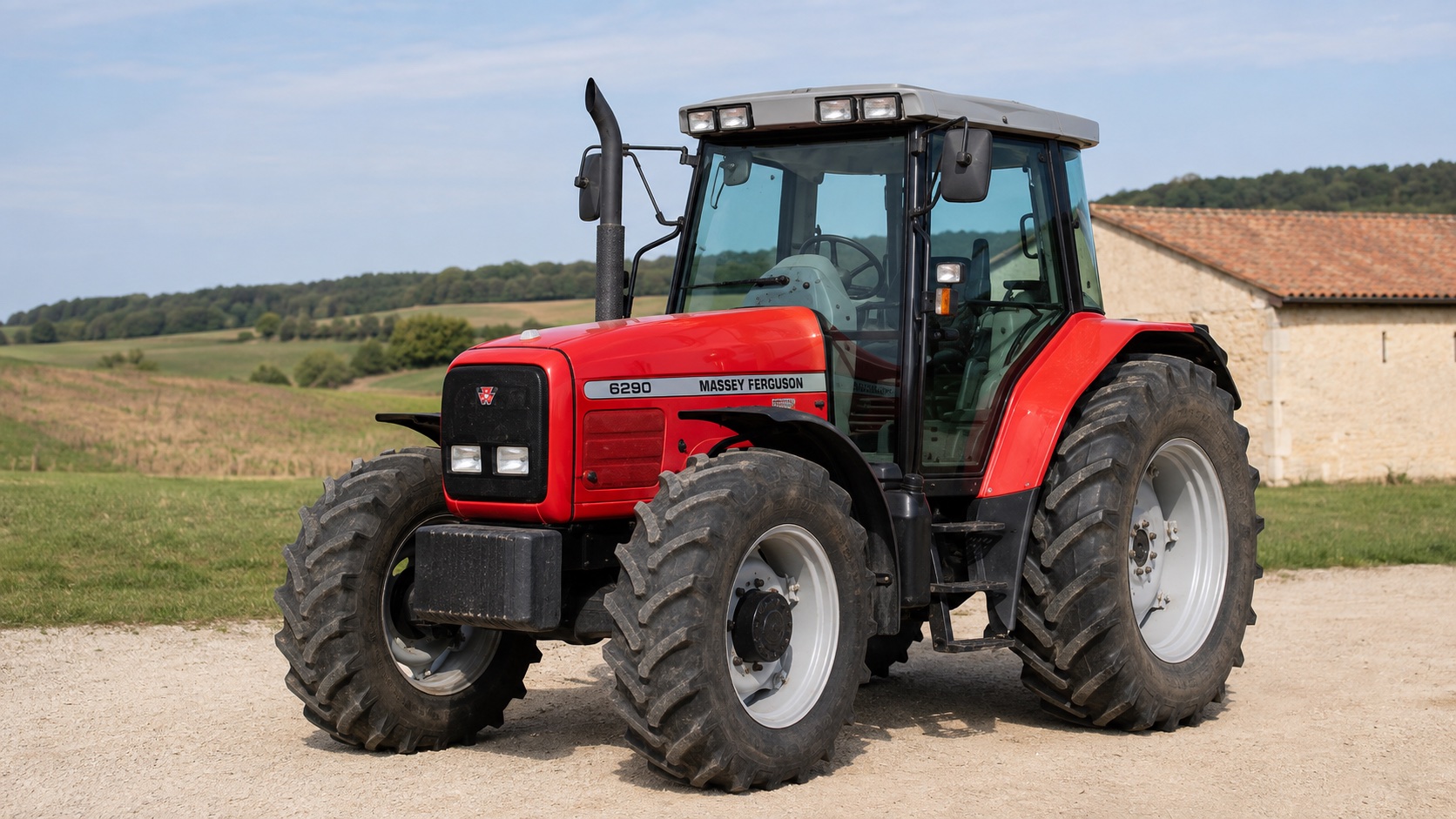 Tracteur Massey Ferguson 6290 présenté dans un environnement agricole