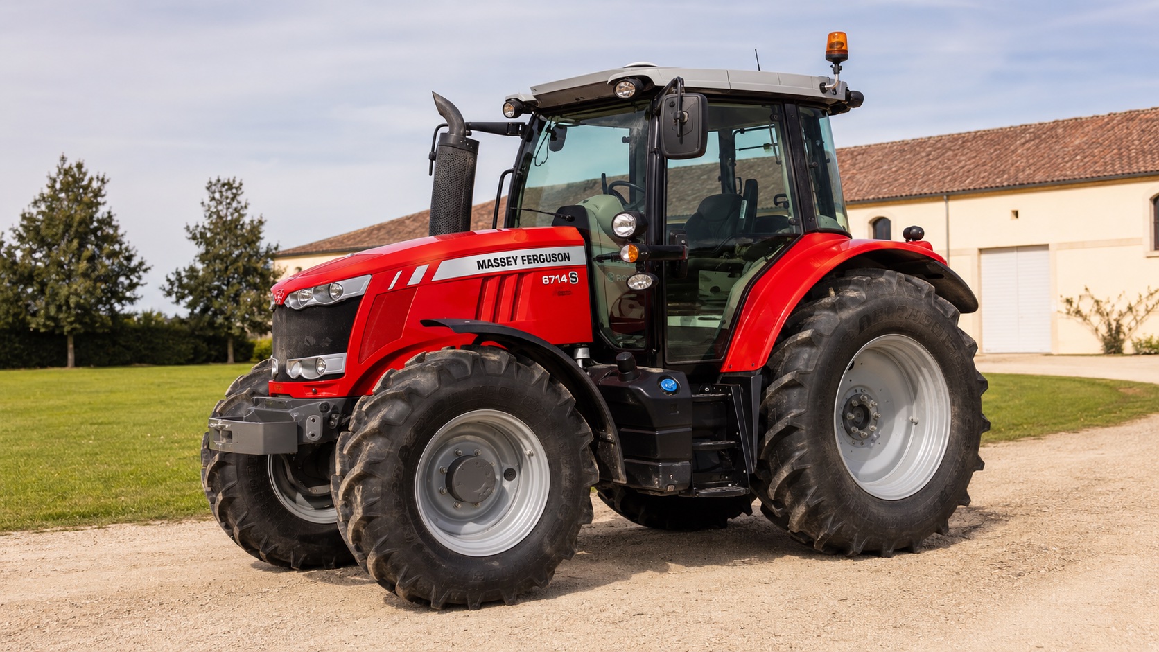 Tracteur Massey Ferguson 6714 S présenté dans un environnement agricole
