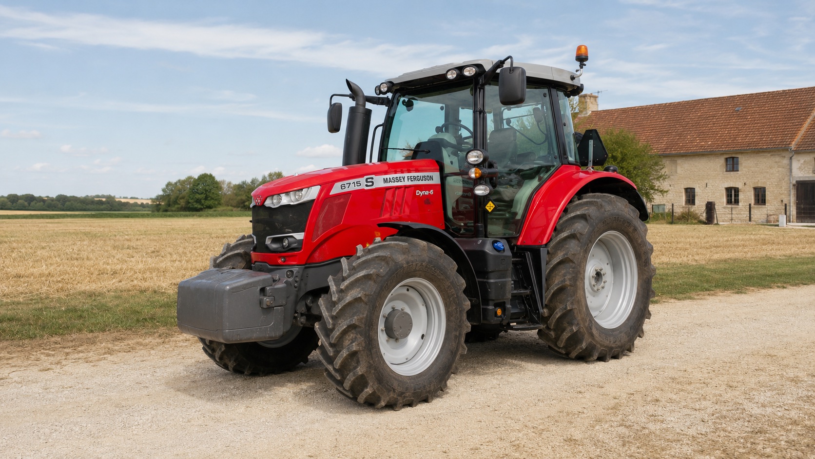 Tracteur Massey Ferguson 6715 S présenté dans un environnement agricole