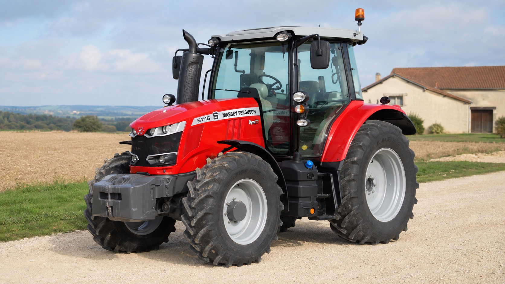 Tracteur Massey Ferguson 6716 S présenté dans un environnement agricole