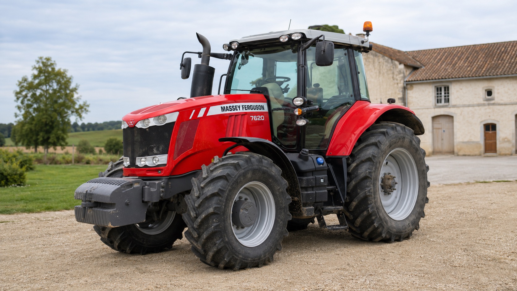 Tracteur Massey Ferguson 7620 présenté dans un environnement agricole
