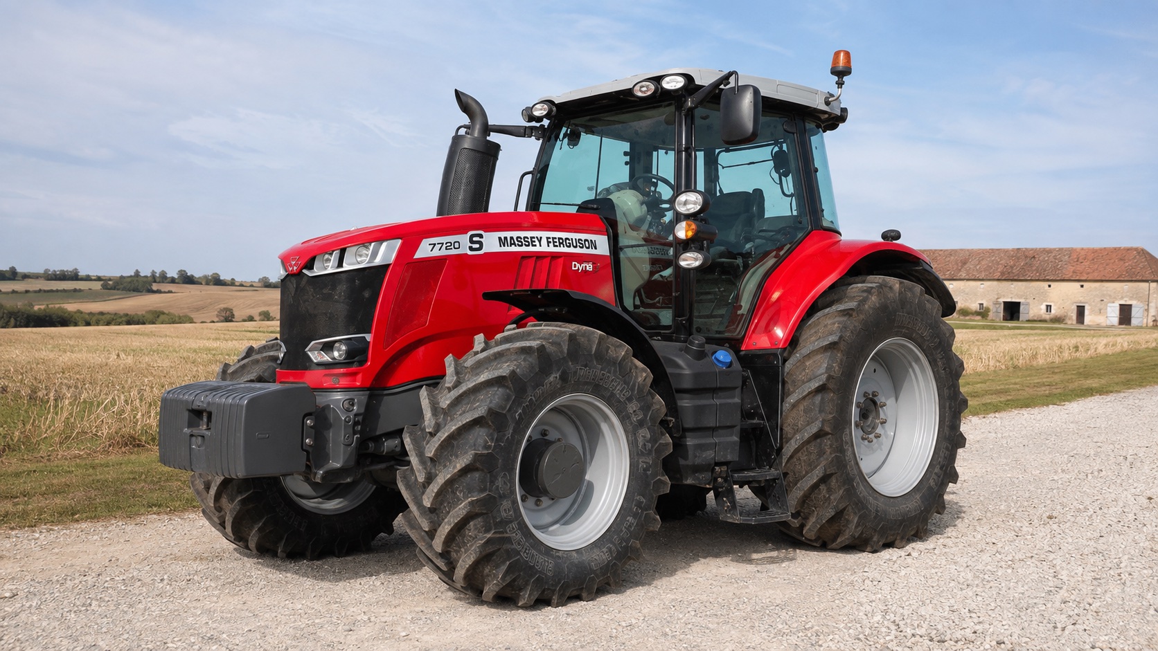 Tracteur Massey Ferguson 7720 S présenté dans un environnement agricole