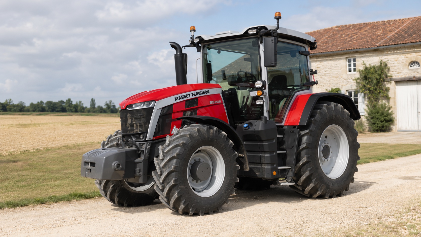 Tracteur Massey Ferguson 8S.205 présenté dans un environnement agricole