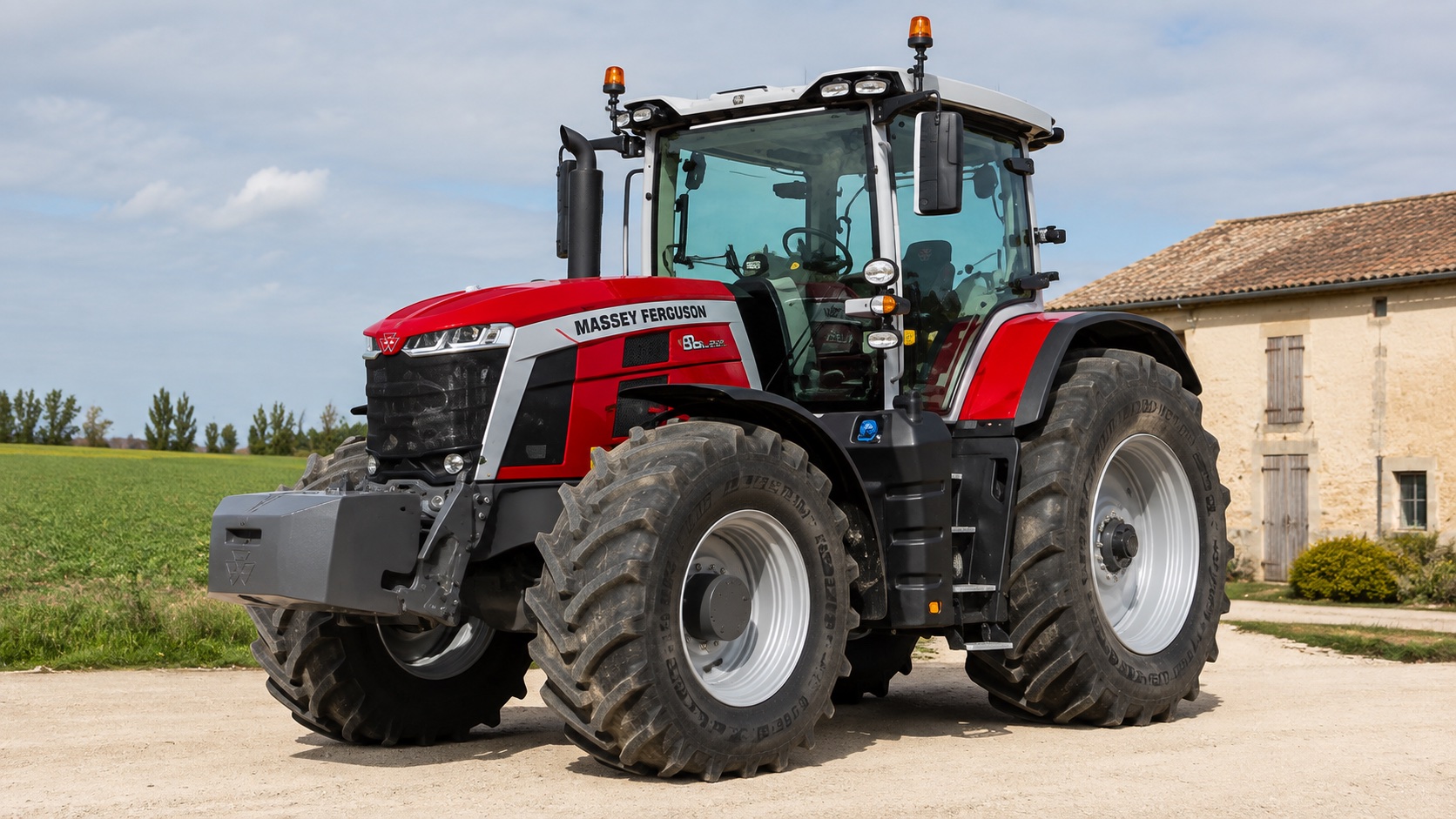 Tracteur Massey Ferguson 8S.225 présenté dans un environnement agricole