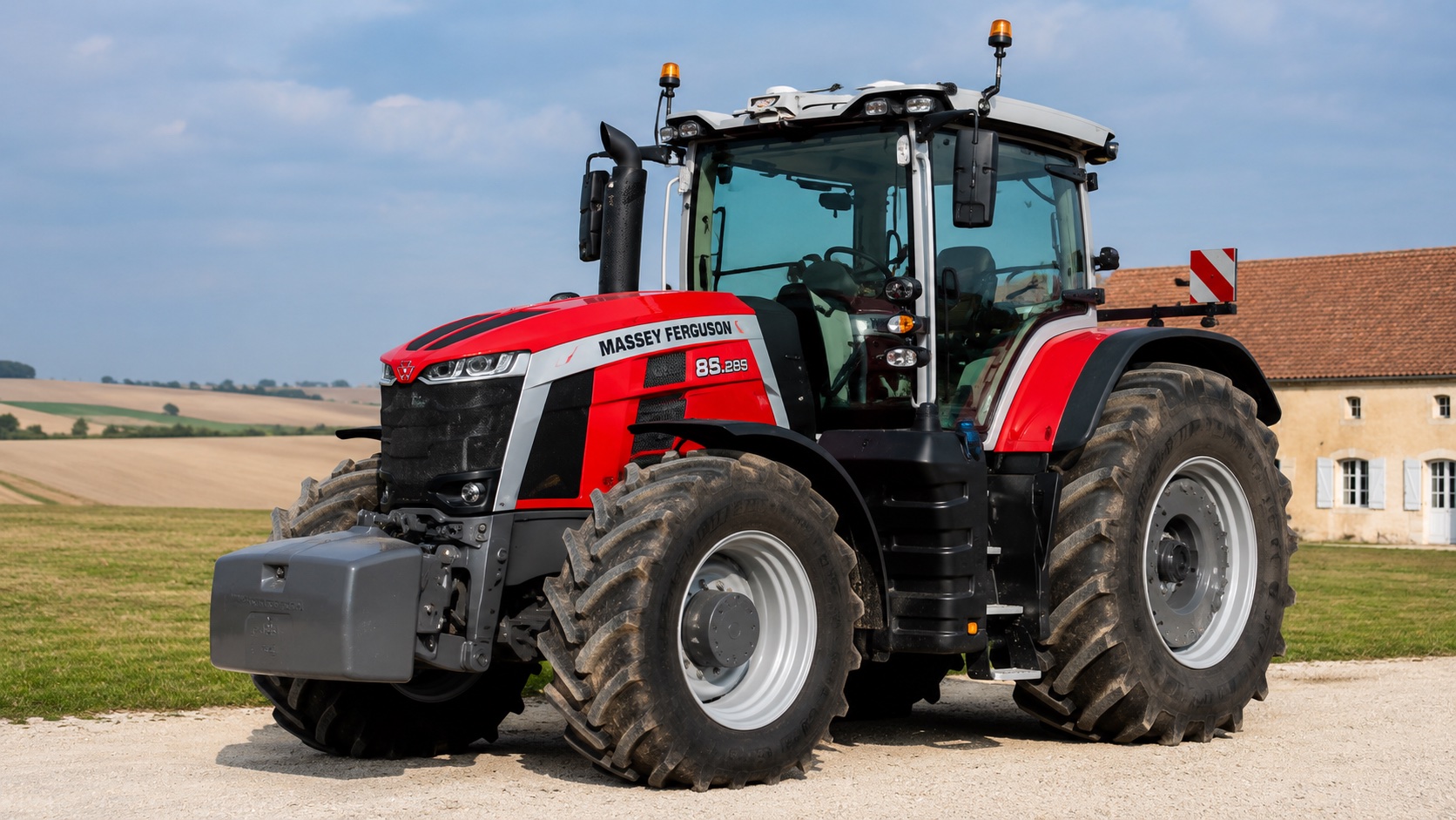 Tracteur Massey Ferguson 8S.285 présenté dans un environnement agricole
