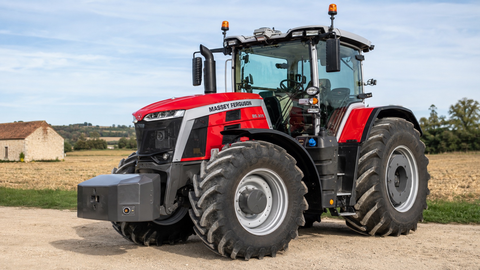 Tracteur Massey Ferguson 8S.305 présenté dans un environnement agricole