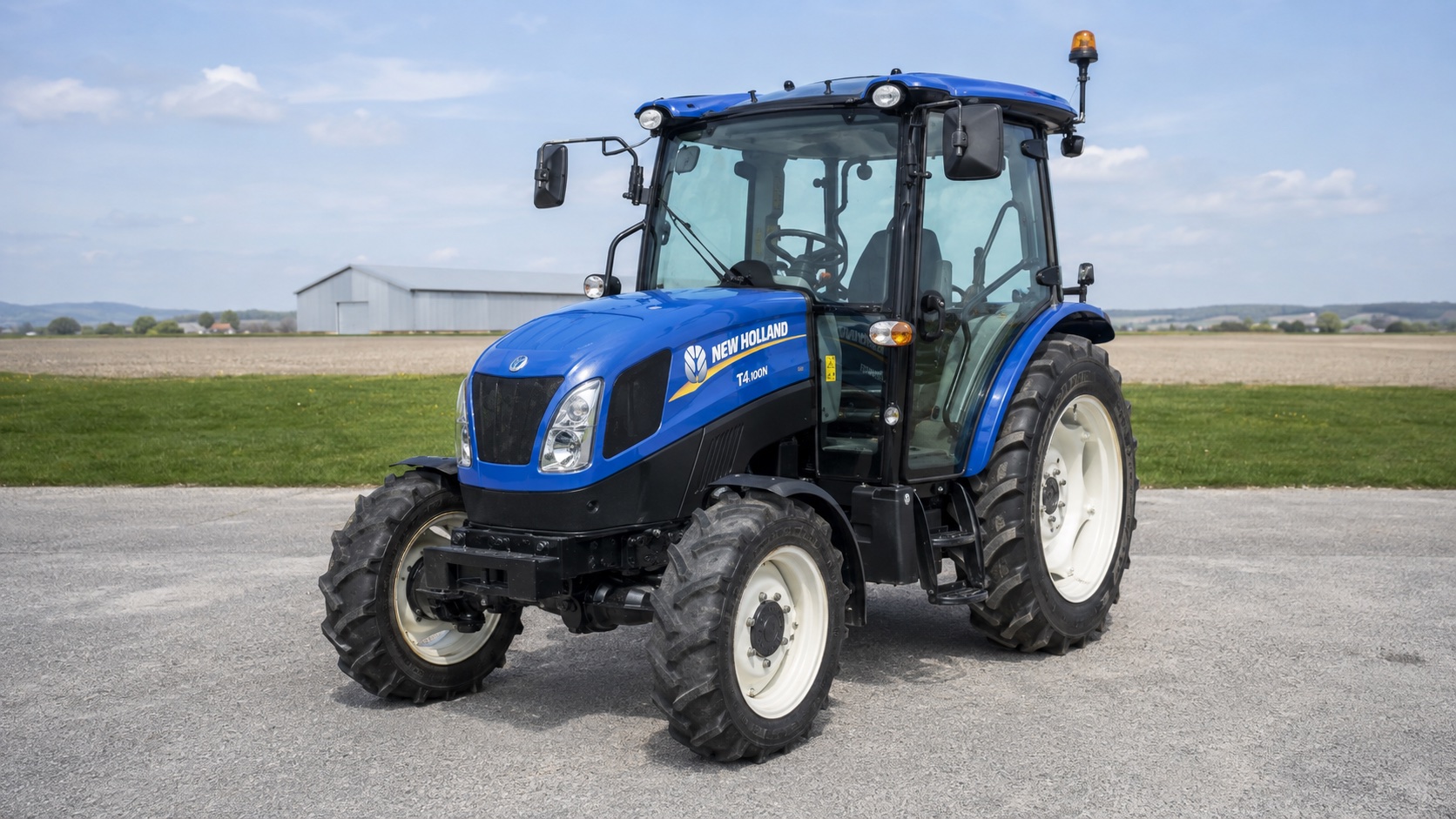 Tracteur New Holland T4.100N présenté dans un environnement agricole
