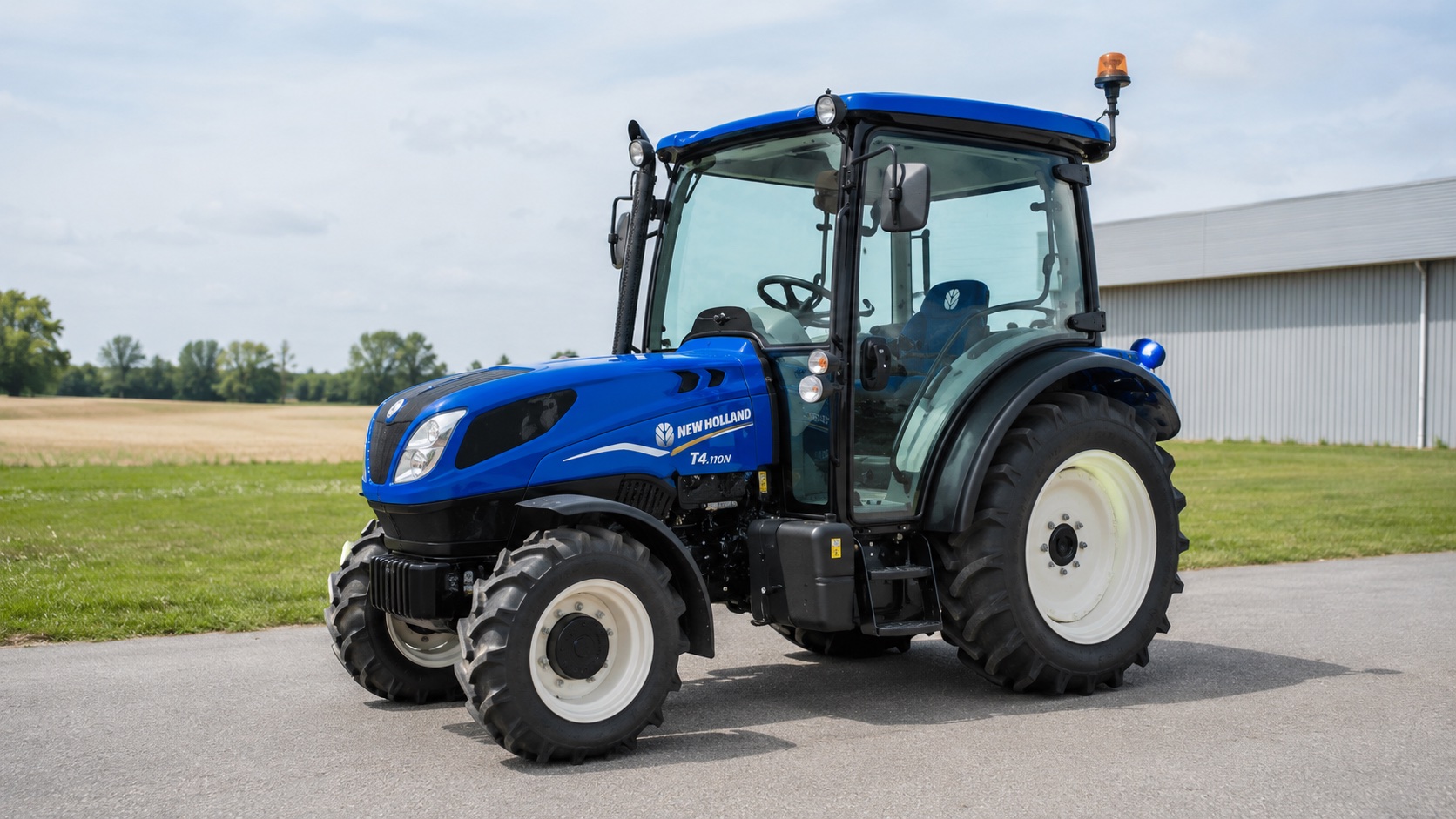 Tracteur New Holland T4.110N présenté dans un environnement agricole
