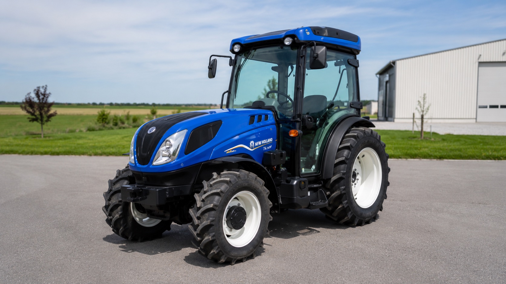 Tracteur New Holland T4.90 présenté dans un environnement agricole