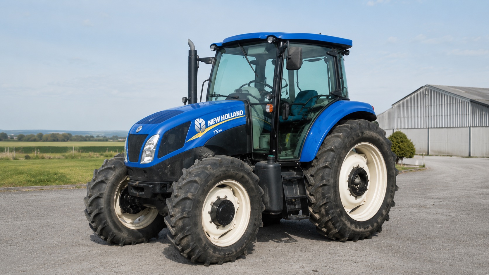 Tracteur New Holland T5.105 présenté dans un environnement agricole