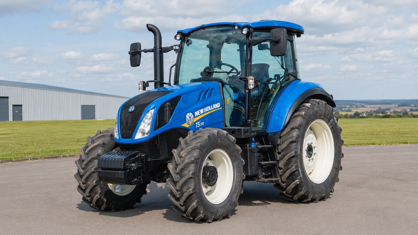 Tracteur New Holland T5.110 présenté dans un environnement agricole