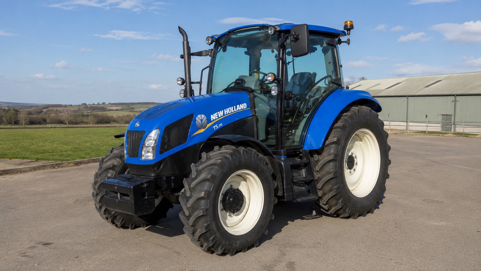 Tracteur New Holland T5.115 présenté dans un environnement agricole