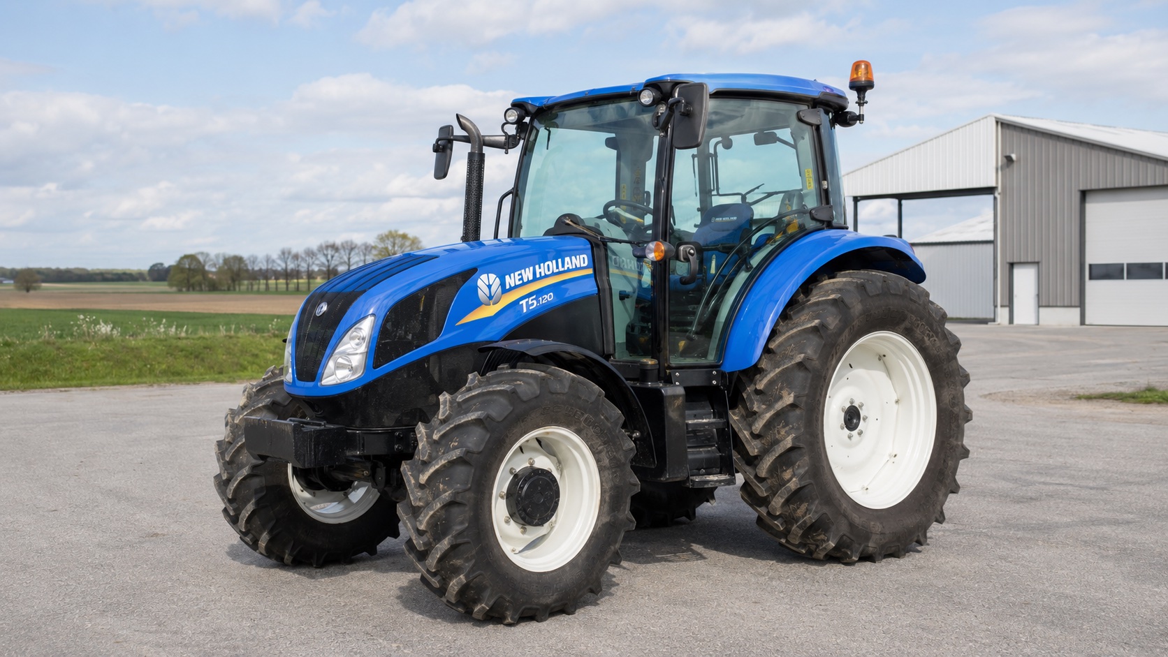 Tracteur New Holland T5.120 présenté dans un environnement agricole