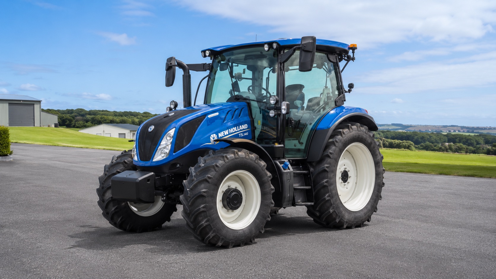Tracteur New Holland T5.140 présenté dans un environnement agricole