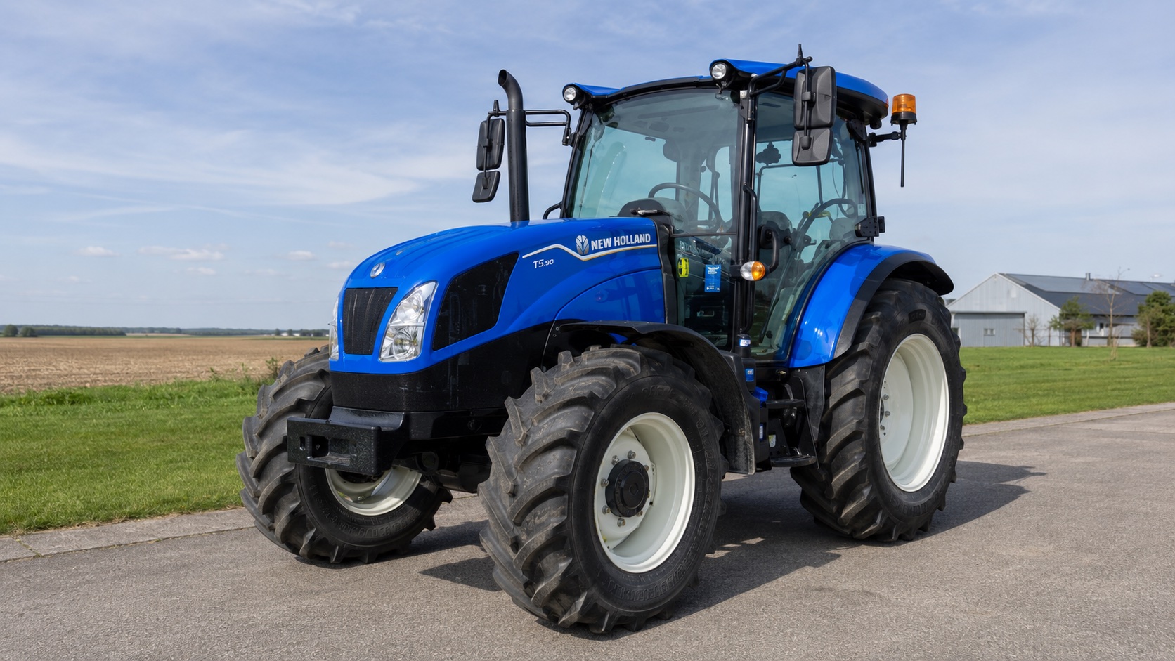 Tracteur New Holland T5.90 présenté dans un environnement agricole