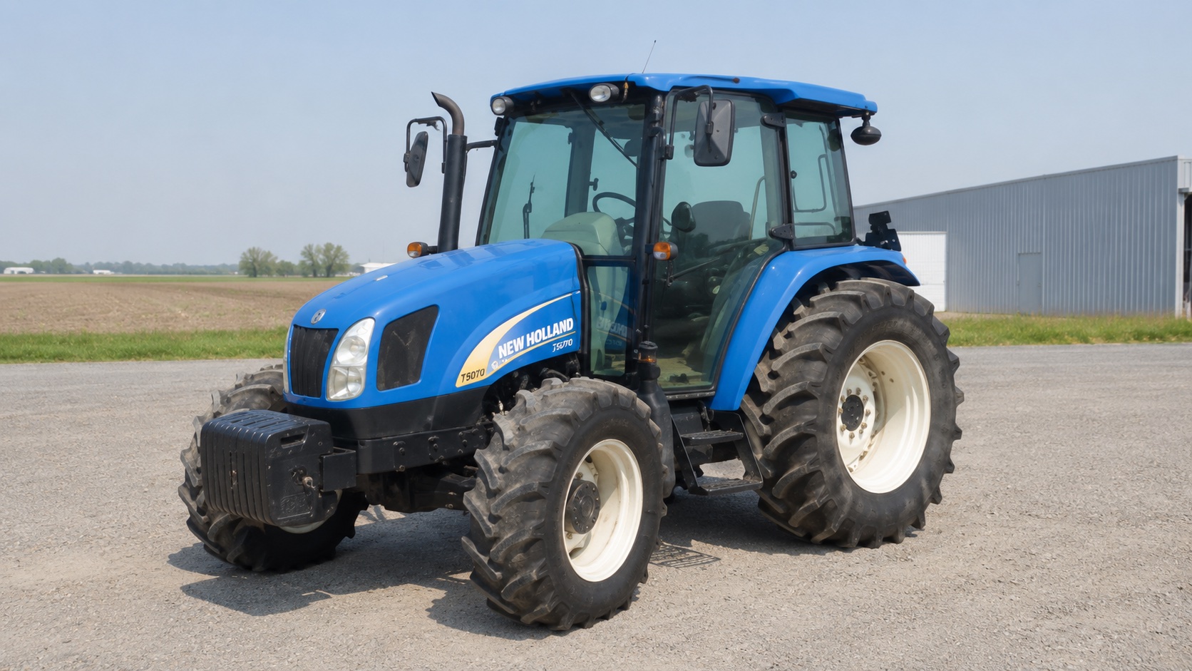 Tracteur New Holland T5070 présenté dans un environnement agricole