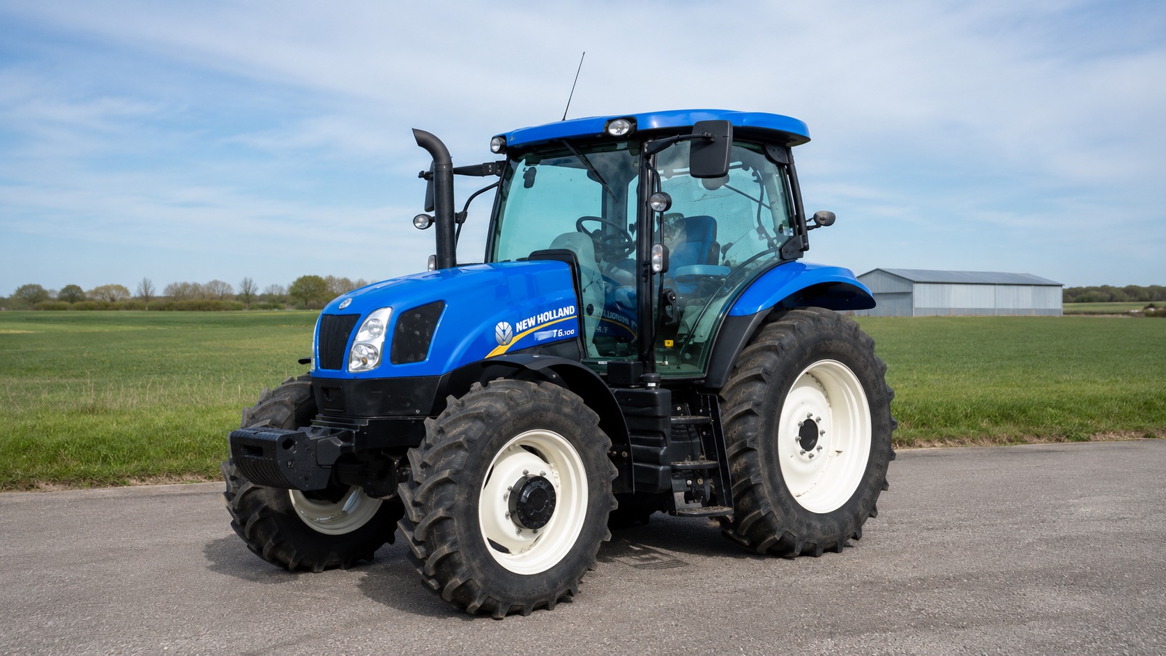 Tracteur New Holland T6.120 présenté dans un environnement agricole
