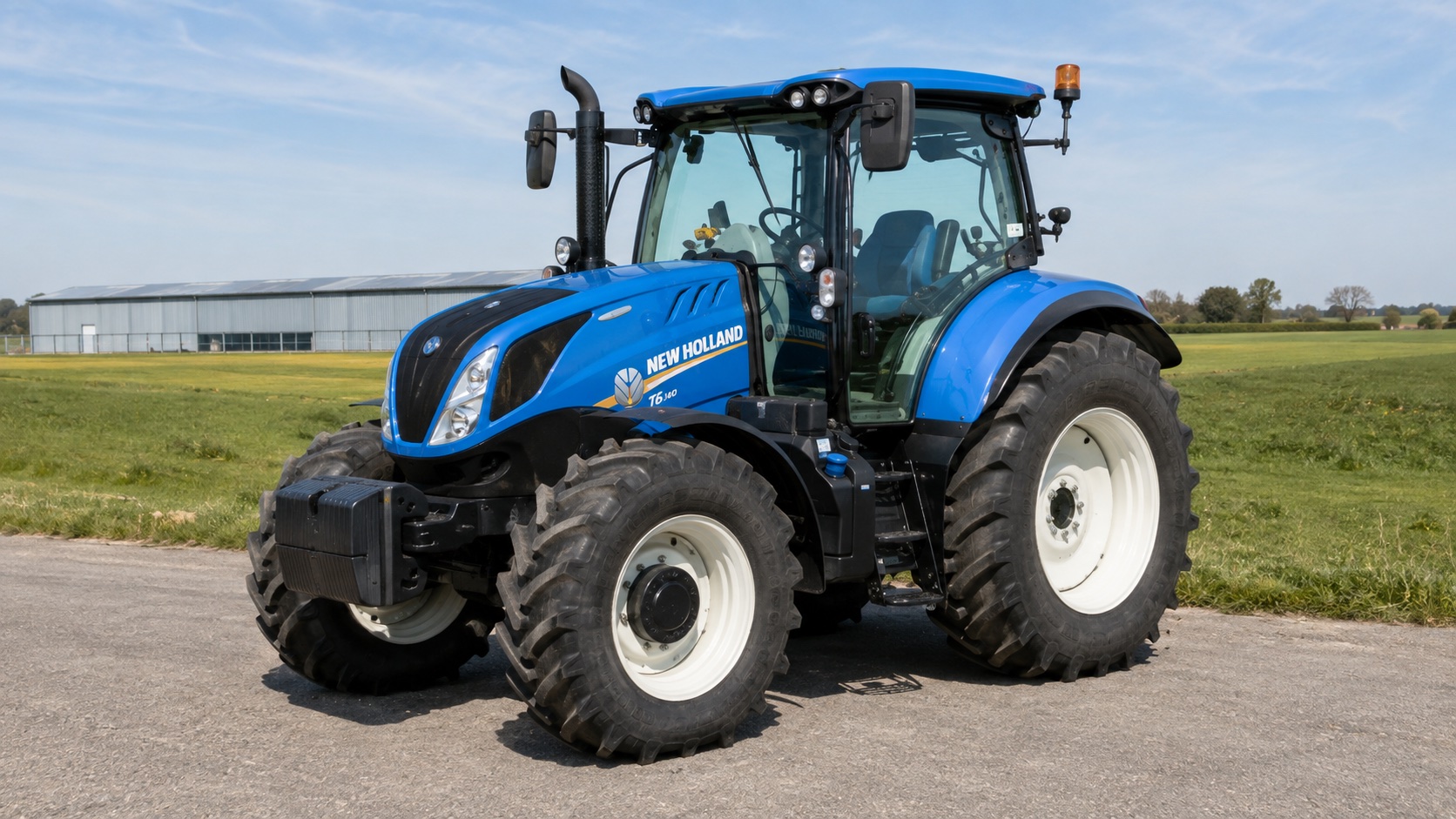 Tracteur New Holland T6.140 présenté dans un environnement agricole