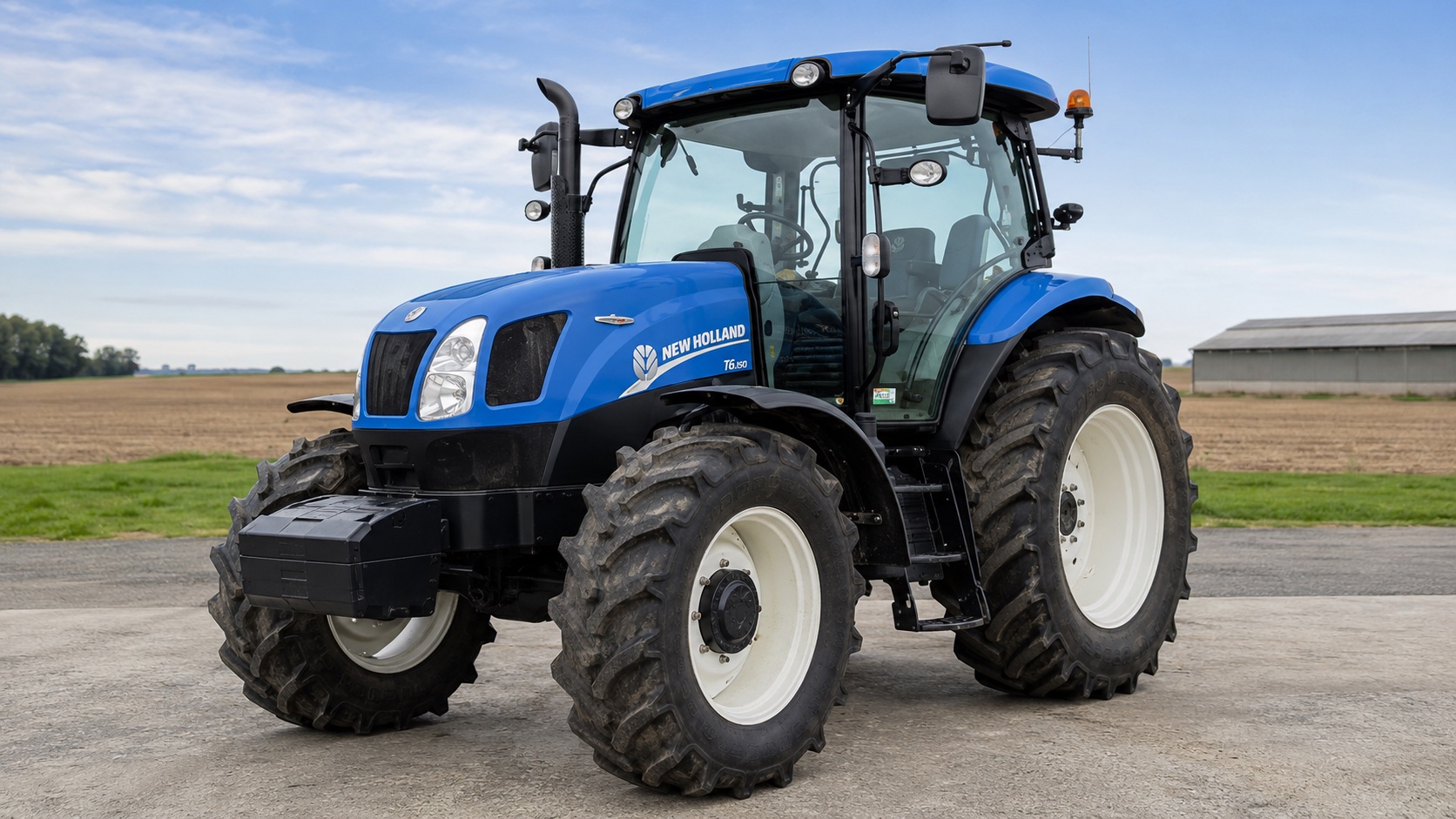Tracteur New Holland T6.150 présenté dans un environnement agricole
