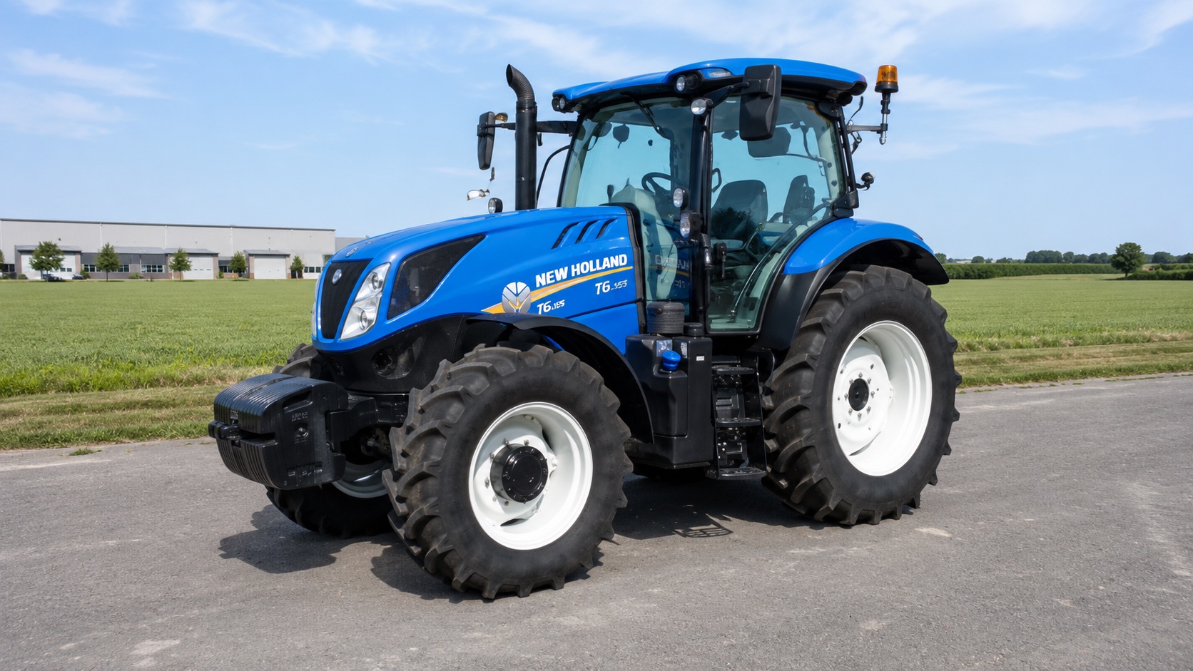Tracteur New Holland T6.155 présenté dans un environnement agricole