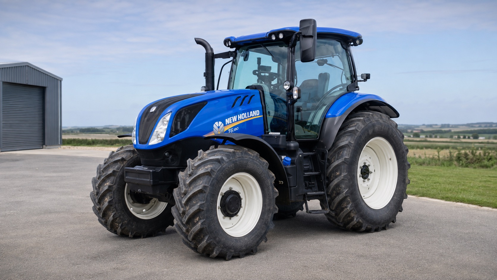 Tracteur New Holland T6.180 présenté dans un environnement agricole