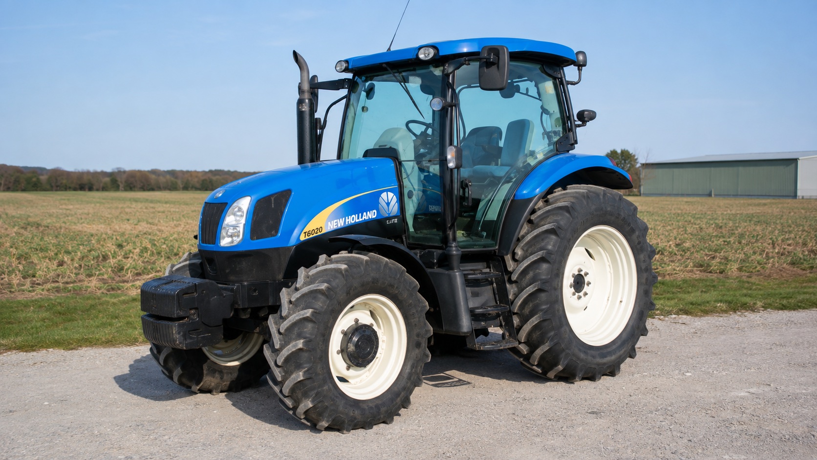 Tracteur New Holland T6020 présenté dans un environnement agricole