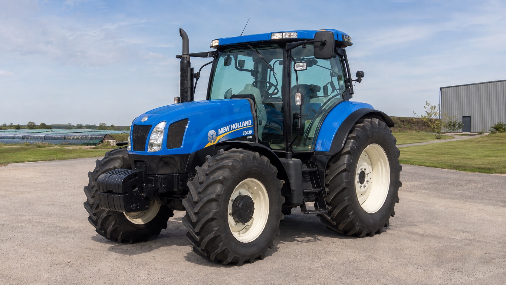 Tracteur New Holland T6030 présenté dans un environnement agricole