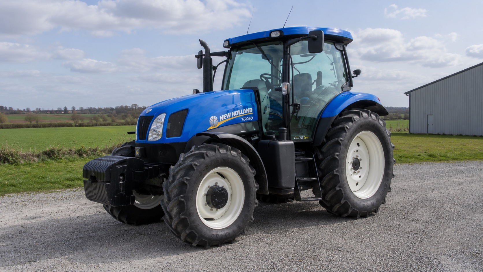 Tracteur New Holland T6050 présenté dans un environnement agricole