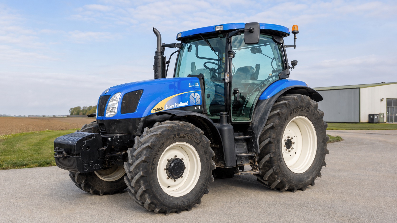 Tracteur New Holland T6060 présenté dans un environnement agricole