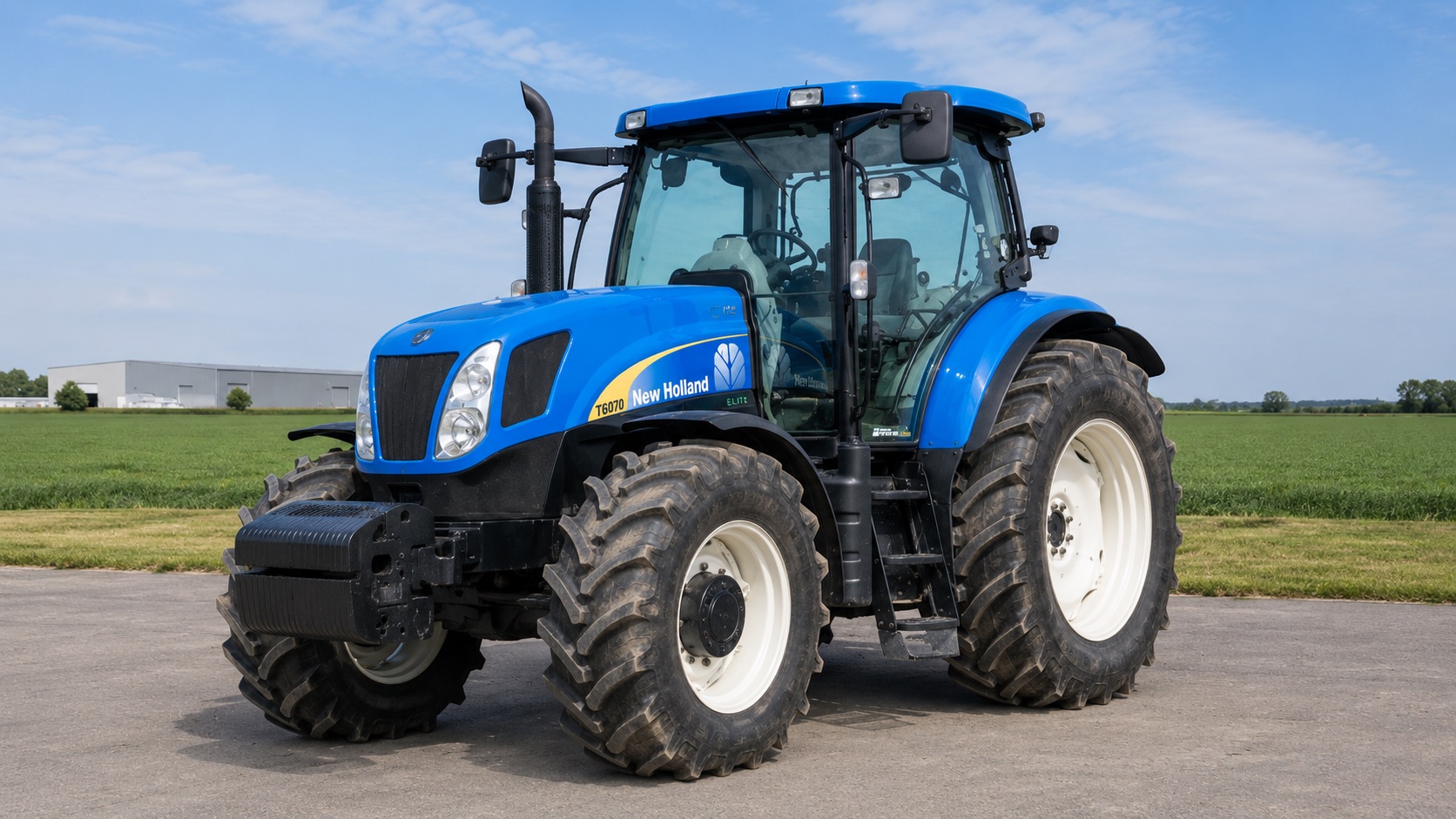 Tracteur New Holland T6070 présenté dans un environnement agricole