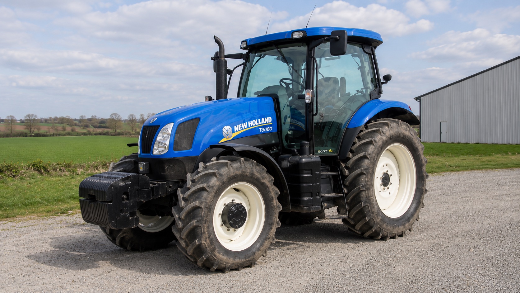 Tracteur New Holland T6080 présenté dans un environnement agricole