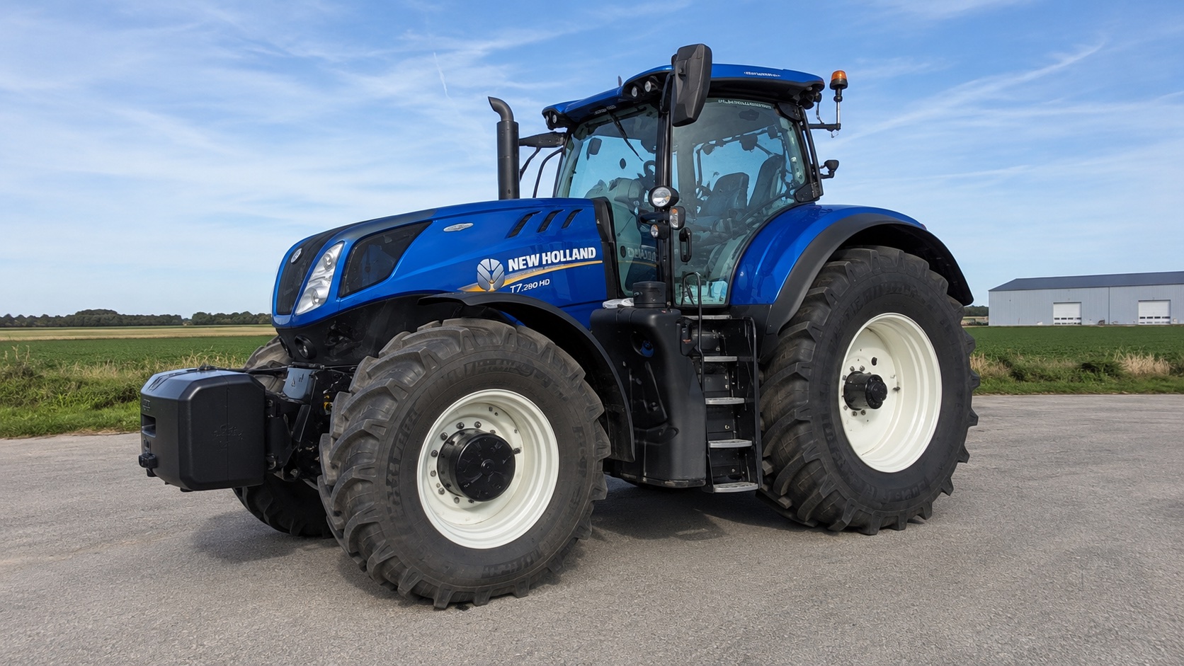 Tracteur New Holland T7.290 HD présenté dans un environnement agricole