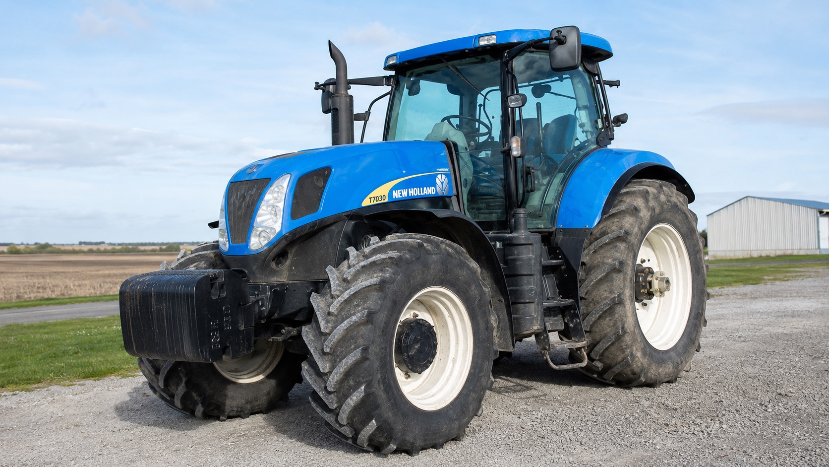 Tracteur New Holland T7030 présenté dans un environnement agricole