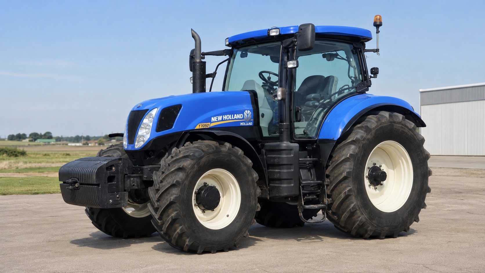 Tracteur New Holland T7050 présenté dans un environnement agricole