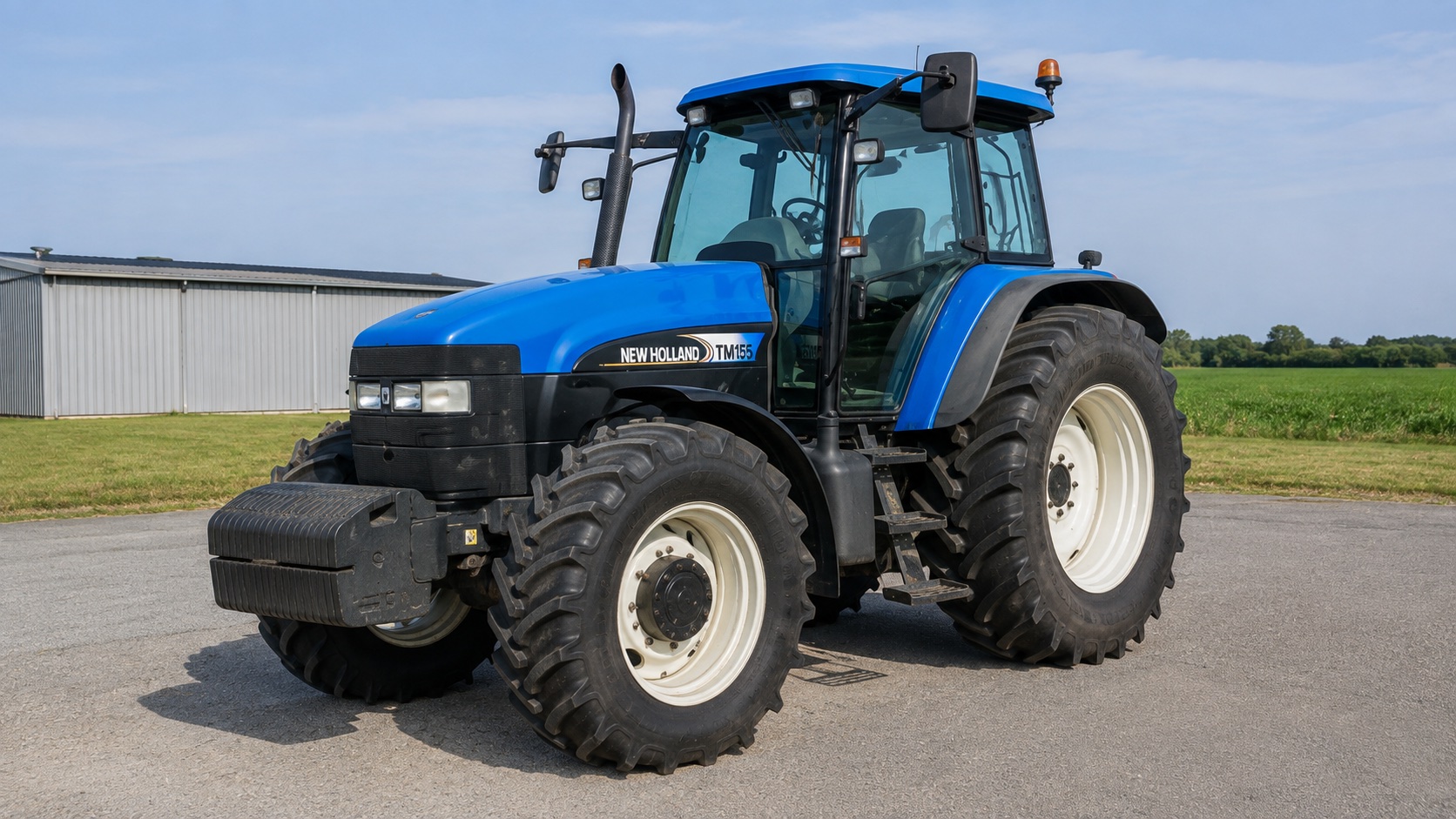 Tracteur New Holland TM155 présenté dans un environnement agricole