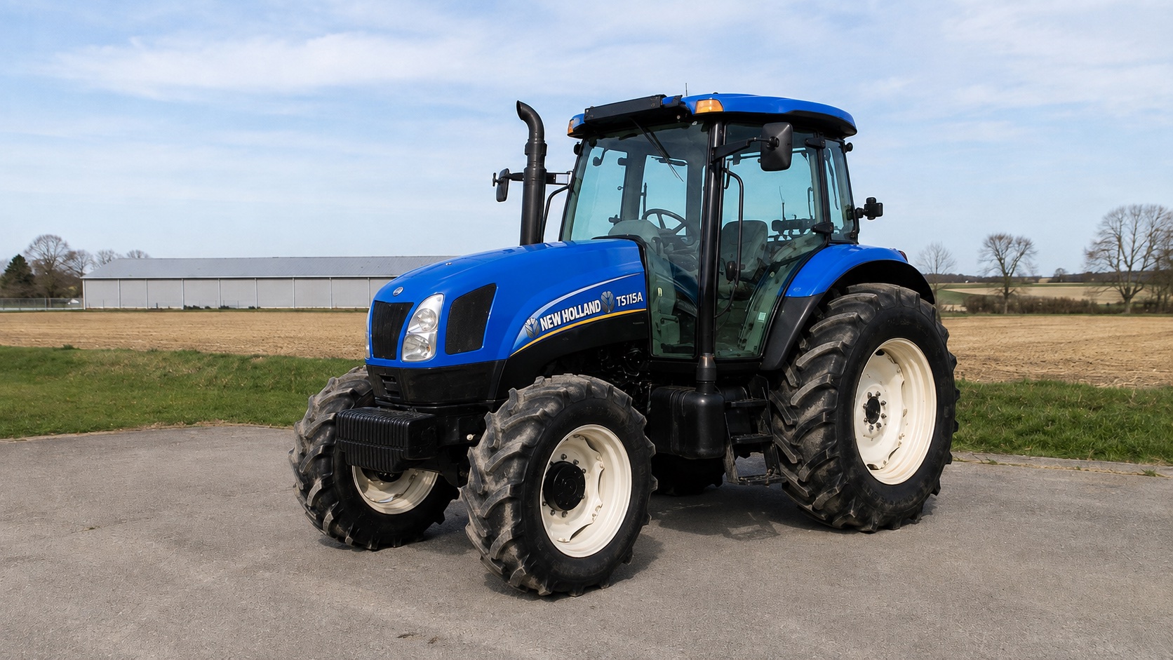 Tracteur New Holland TS115A présenté dans un environnement agricole